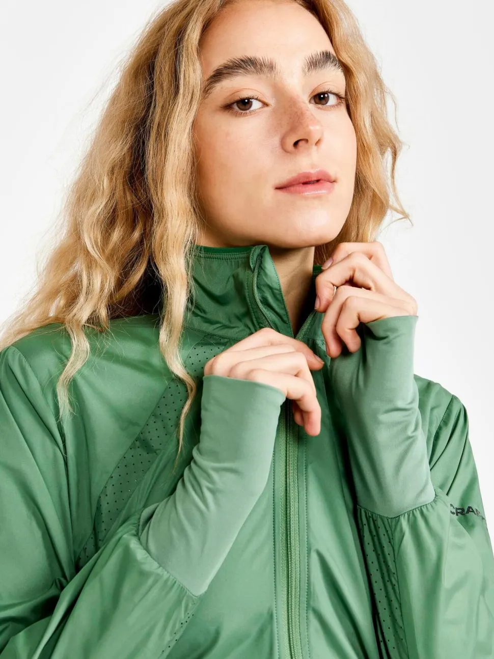 WOMEN'S ADV ESSENCE WIND JACKET - GLOW-MULTI